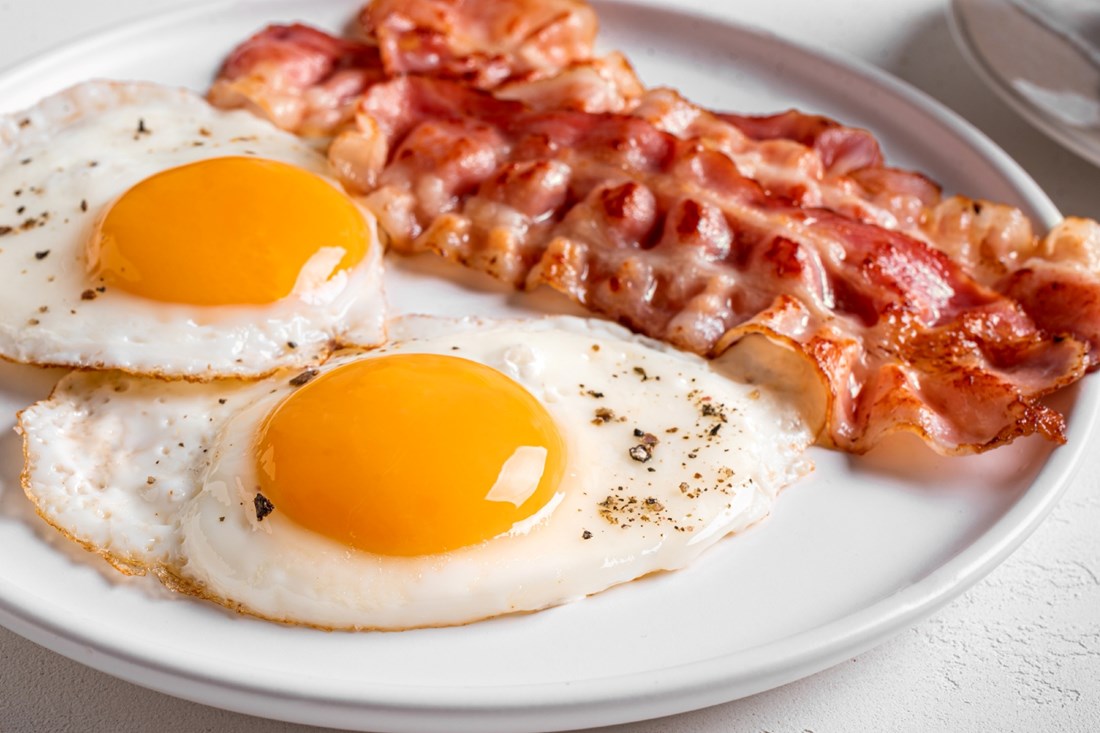 Mnogi tvrde da ovaj sastojak koji imate u hladnjaku pečenim jajima daje bolji okus