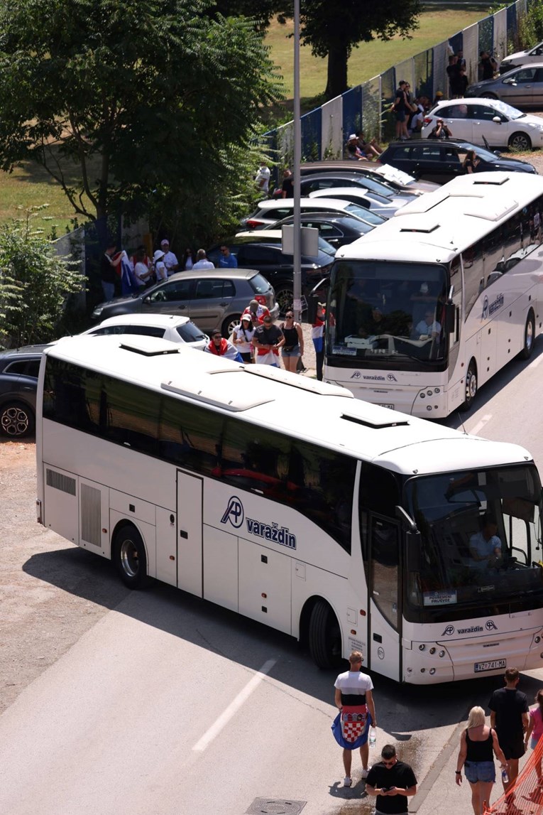 FOTO Pred VIP ulaz stigli autobusi iz Varaždina puni Thompsonovih fanova