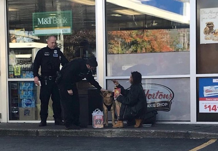 Žena uhvatila policajce kako čine nešto divno za beskućnicu i njezinog psa