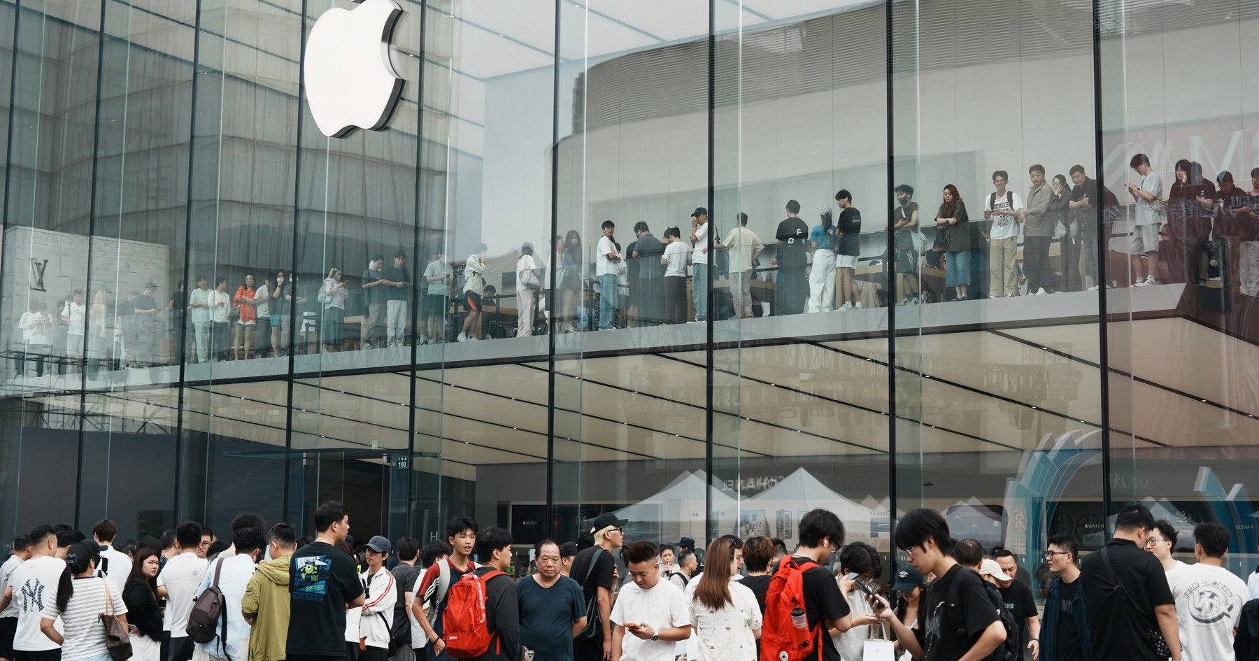 Novi iPhone 18 krenuo u prodaju. Pogledajte gužve ispred trgovina u azijskim zemljama