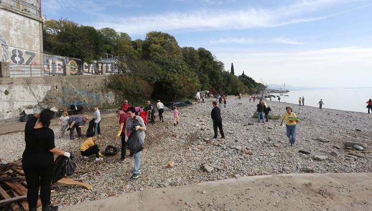 U Rijeci održana eko akcija čišćenja plaže na Kantridi