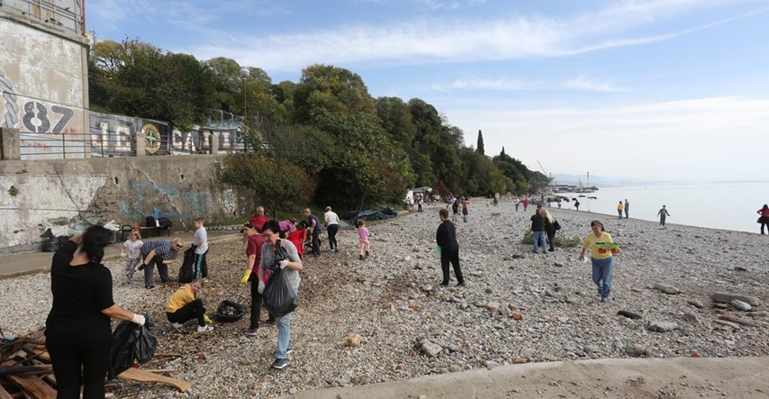 U Rijeci održana eko akcija čišćenja plaže na Kantridi
