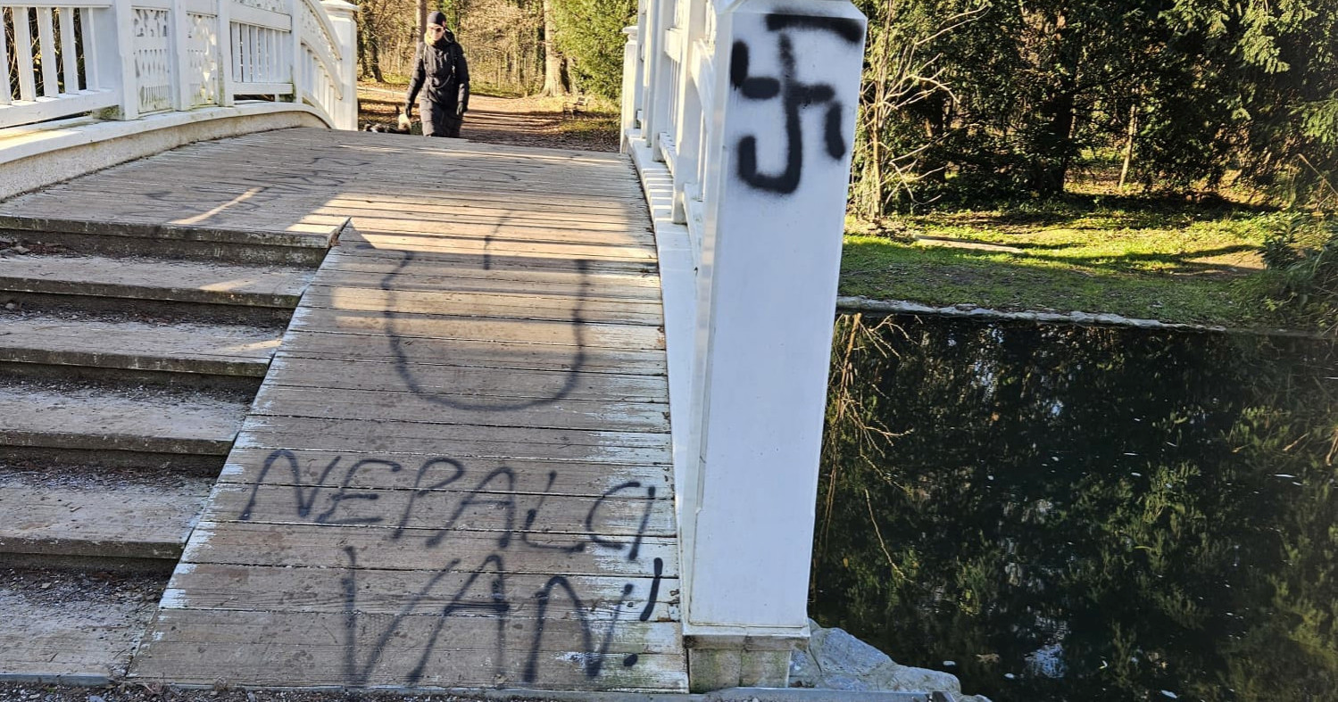 Čipkasti most u Maksimiru išaran grafitima: "Nepalci van!"