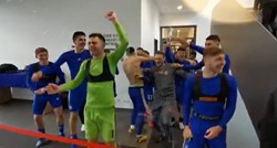 VIDEO Dinamovi igrači prekinuli svog golmana dok je davao izjavu i napravili šou