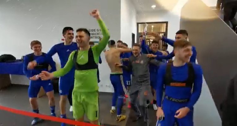 VIDEO Dinamovi igrači prekinuli svog golmana dok je davao izjavu i napravili šou