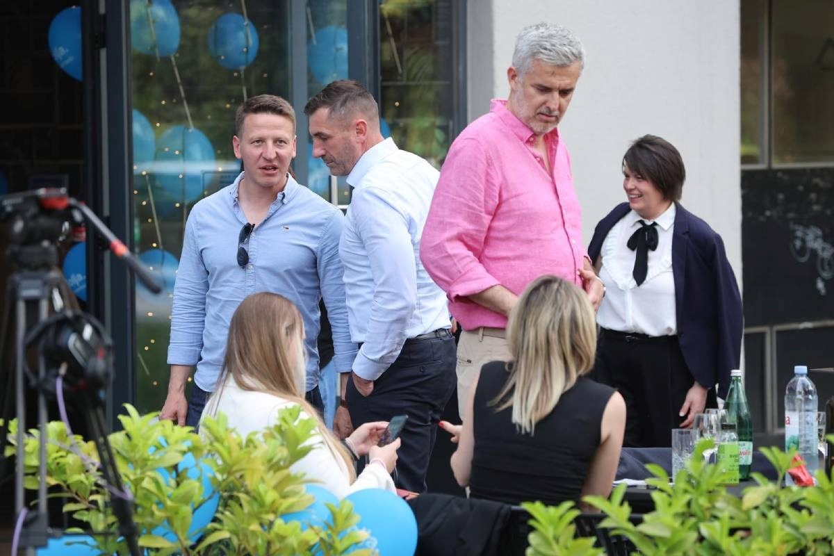 U stožeru Marije Selak Raspudić čekaju rezultate, tamo je i Dario Zurovec