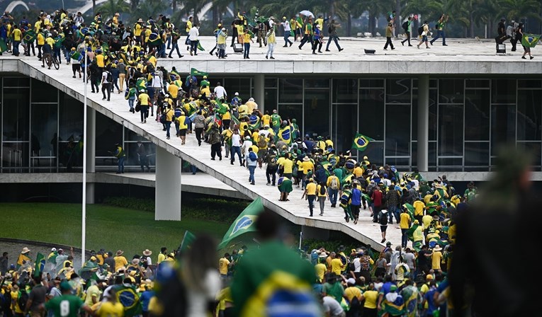 Tisuće pristaša desničara Bolsonara upale u brazilski kongres. Lula: To su fašisti