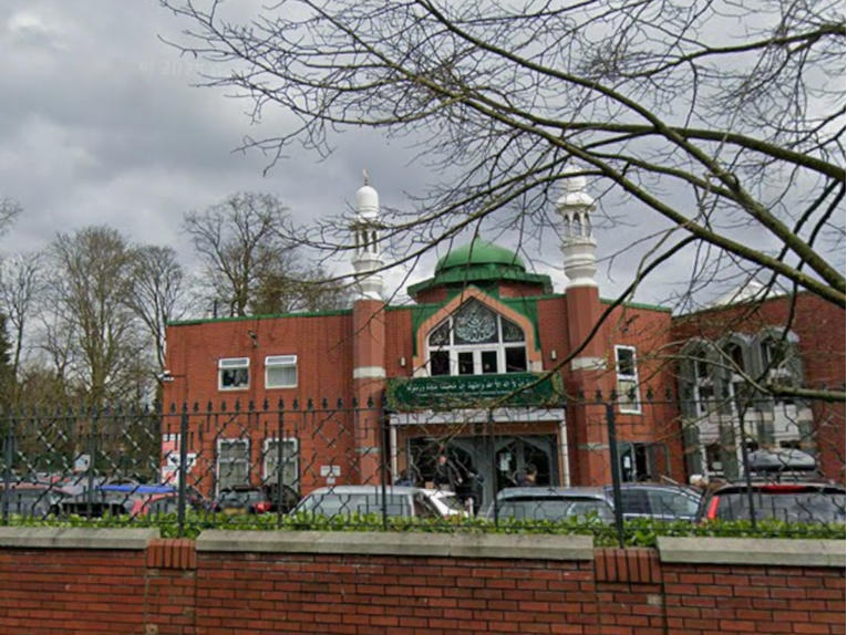 Usred molitve ušli u džamiju u Manchesteru sa sjekirom. Dvojica uhićenih