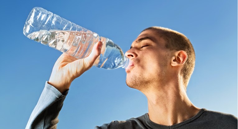 Evo što bi se moglo dogoditi vašem tijelu ako svakodnevno popijete dvije litre vode