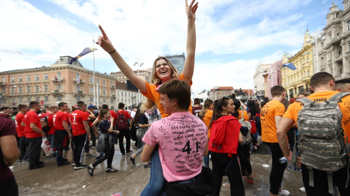 Brašno, baklje i potoci alkohola: Pogledajte kako slave zagrebački maturanti