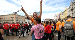 Brašno, baklje i potoci alkohola: Pogledajte kako slave zagrebački maturanti