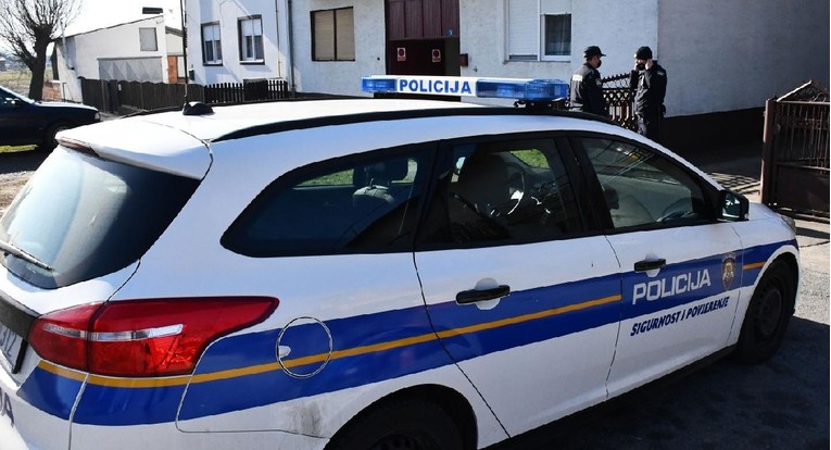 Ženi u Splitu član obitelji slomio rebro, policija opkolila zgradu