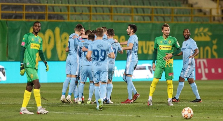 ISTRA - DINAMO 0:2 Ludnica. Tri crvena, bizarno isključenje Petkovića zbog penala