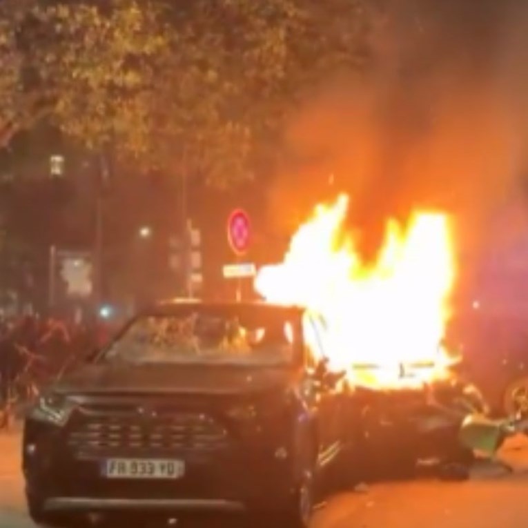 VIDEO Navijači PSG-a pale automobile i tuku se s policijom