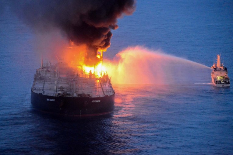 Tanker u Indijskom oceanu i dalje gori, moglo bi doći do ekološke katastrofe