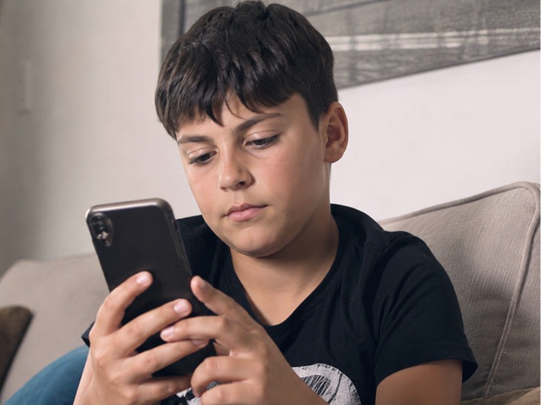 Gotovo polovica roditelja u Italiji djeci dopušta mobitel prije 10. godine života