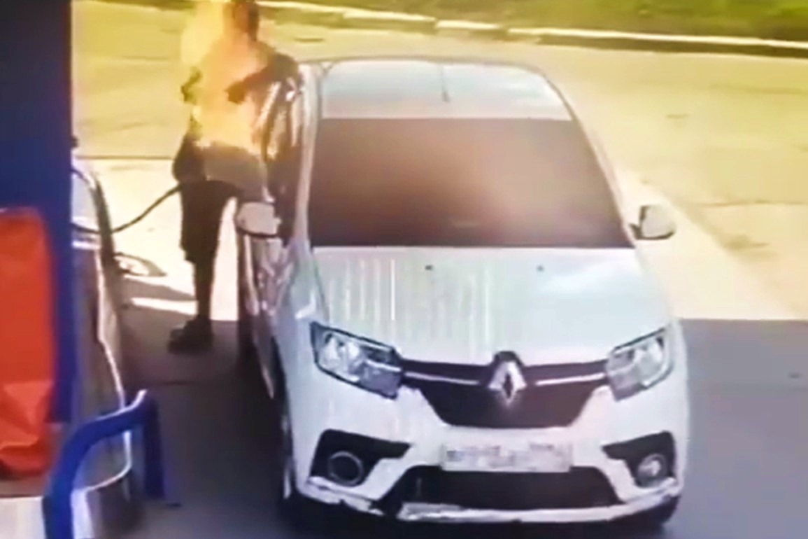 VIDEO Točio benzin i krenuo zapaliti cigaretu, pa zapalio i auto