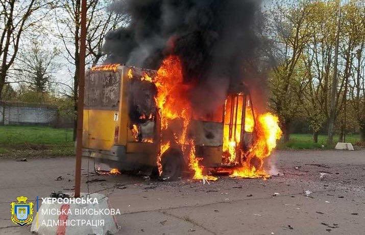 FOTO Rusi u Hersonu pogodili minibus, dronom napali 70-godišnjaka na biciklu