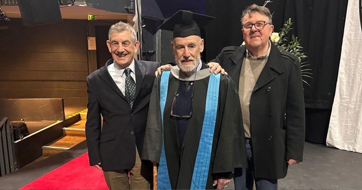 S 95 godina magistrirao na londonskom fakultetu. Iza svega se krije tužna priča