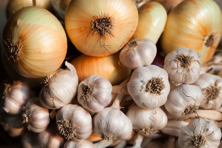 Trik s papirnatom vrećicom: Kako da luk i češnjak ostanu svježi tjednima?