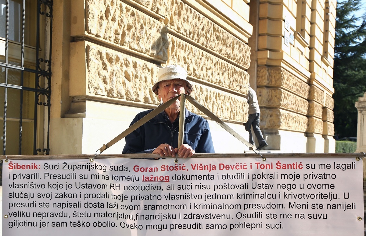 FOTO Čovjek prosvjeduje pred šibenskim sudom, nosi veliki natpis