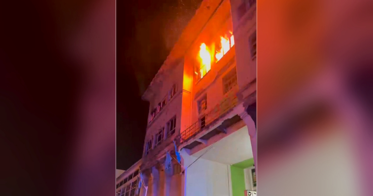 Riječki vatrogasci objavili snimku gašenja požara. Penjali se na treći kat zgrade