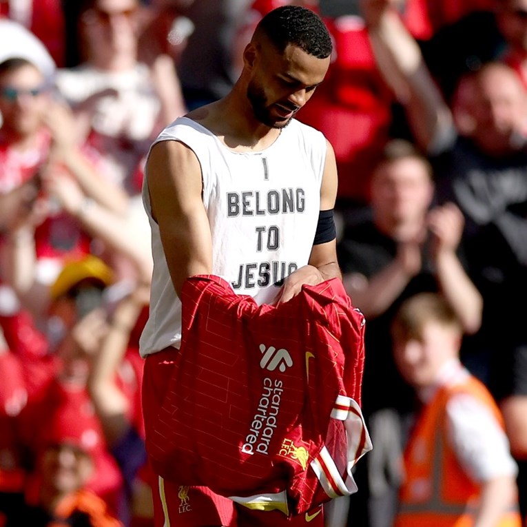 Napadač Liverpoola proslavio gol uz natpis "Pripadam Isusu". Prijeti mu kazna