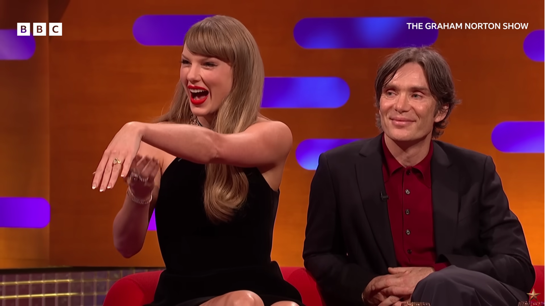 Izraz lica Cilliana Murphyja dok se Taylor Swift hvali prstenom je SVE
