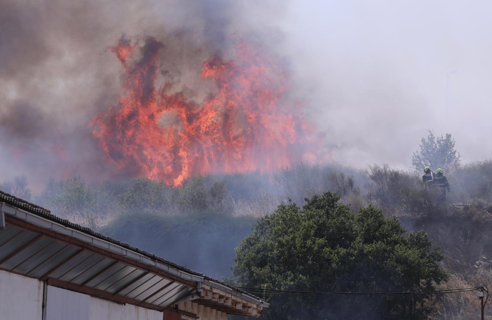 FOTO I VIDEO Požar u Splitu, približio se barakama. Vatrogasci ga lokalizirali