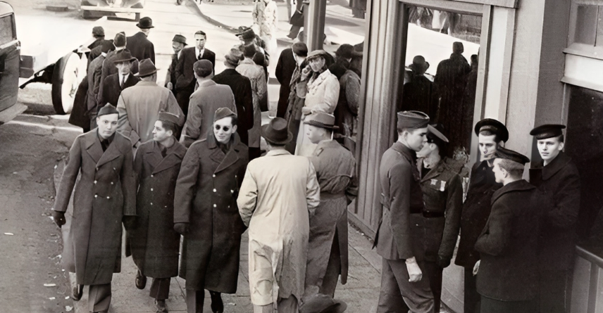 Fotografija iz 1943. zbunila ljude: "On stoji sam. Pogledajte što drži u ruci"
