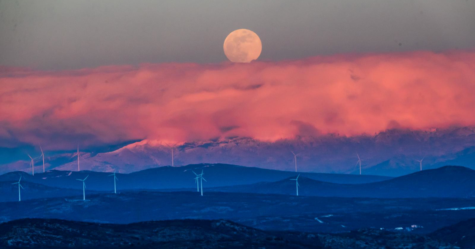 FOTO Pun Mjesec stvorio prekrasne prizore iznad Hrvatske 😍