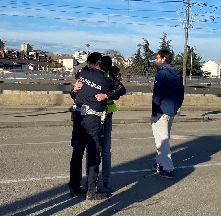 Snažna fotka iz Beograda: Policajac zagrlio studenta prosvjednika