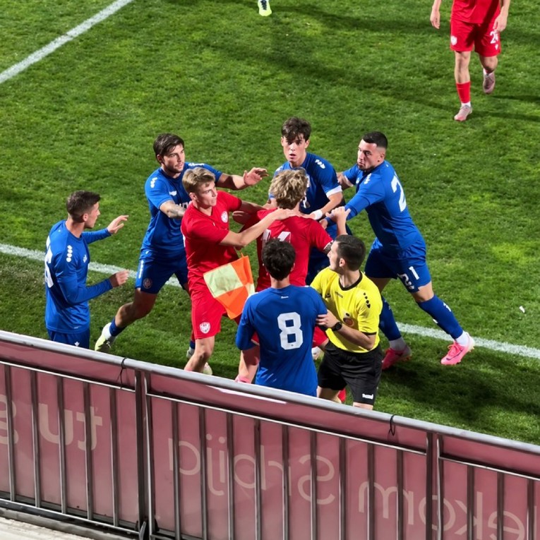 VIDEO Potukli se Srbi i Rusi. Letjele šake, igrači se hvatali za vrat