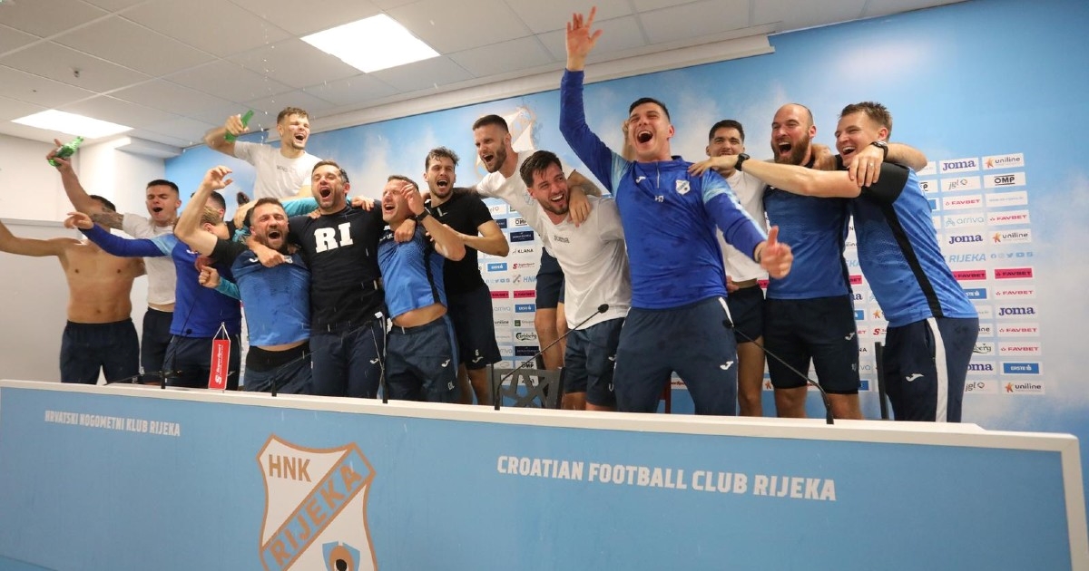 VIDEO Show na presici Rijeke. Igrači prekinuli Đalovića i poveli pjesmu