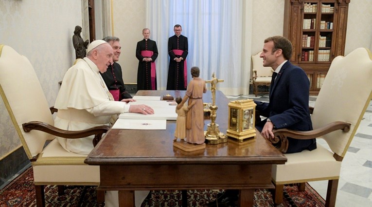 Macron i Papa se sastali u Vatikanu