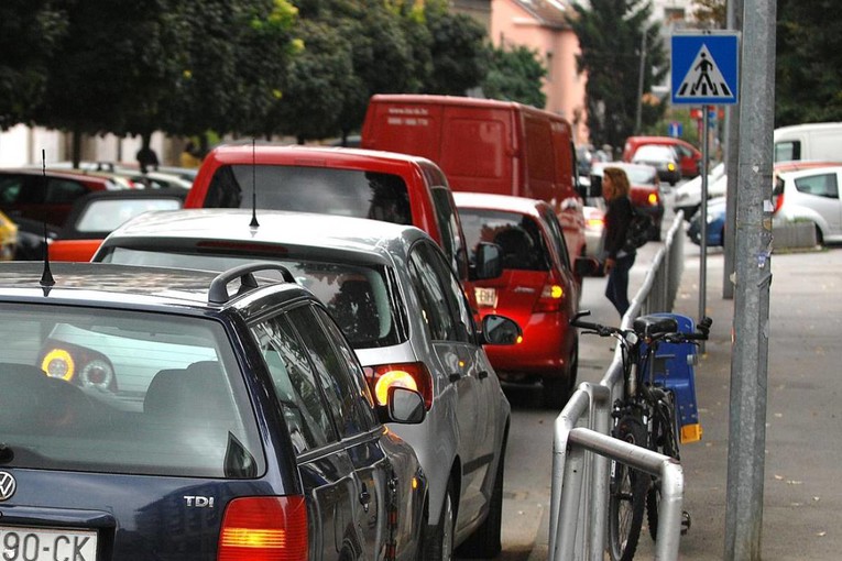 Zagreb najavio kazne do 660 eura za parkiranje ispred vrtića