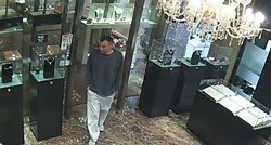 FOTO Policija traži ovog muškarca zbog pljačke zlatarnice u Zagrebu