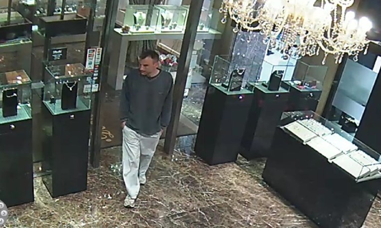 FOTO Policija traži ovog muškarca zbog pljačke zlatarnice u Zagrebu