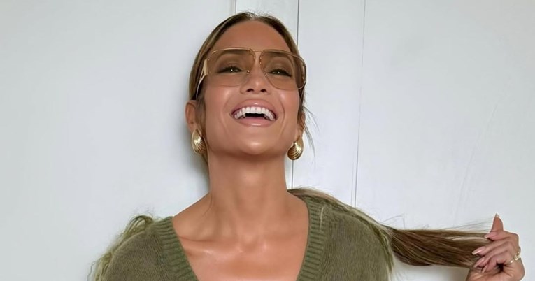 Monokromatska elegancija: Jennifer Lopez uskladila nokte s odijelom