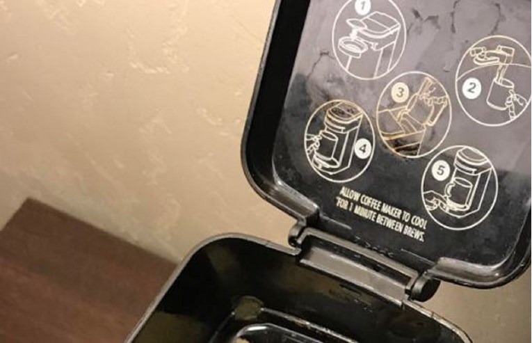 "Odvratno": Gost u hotelu ostao u šoku kad je otvorio poklopac aparata za kavu