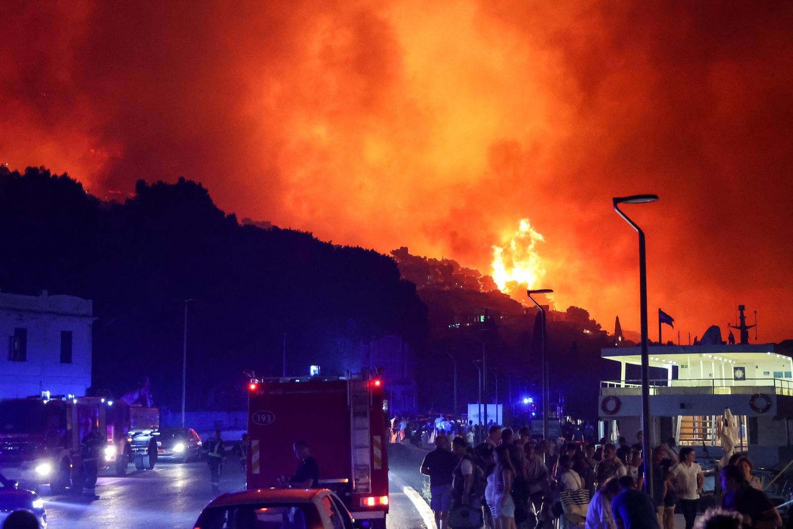 Požar u Omišu, vatra na 50 m od centra, ljudi bježe brodovima. "Izgorjele brojne kuće."