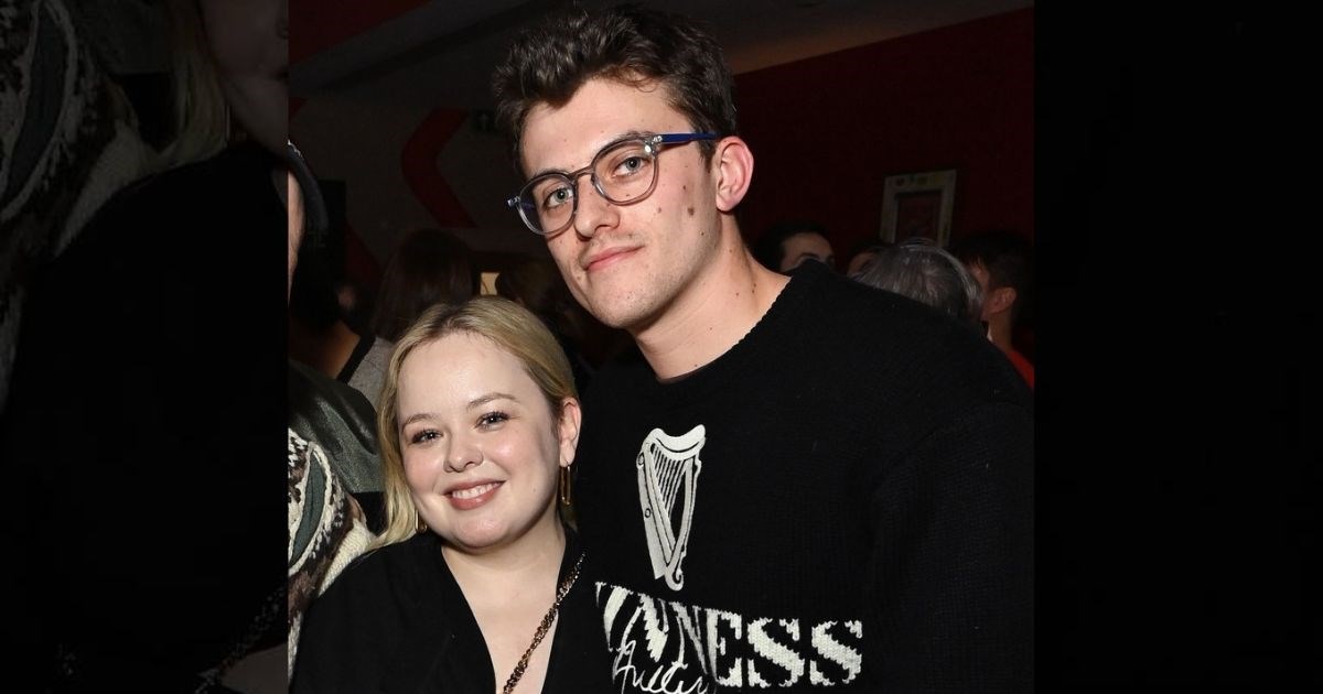 Zvijezda Bridgertona objavom na Instagramu potvrdila vezu s 13 godina mlađim dečkom