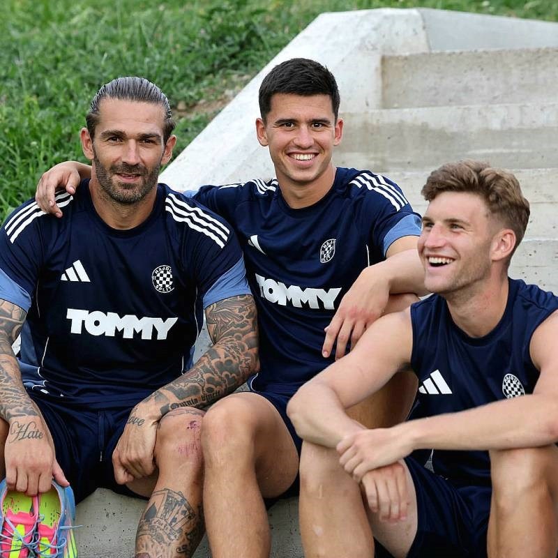 Hajduk objavio fotografije Livaje sa suigračima koje je branio od redara