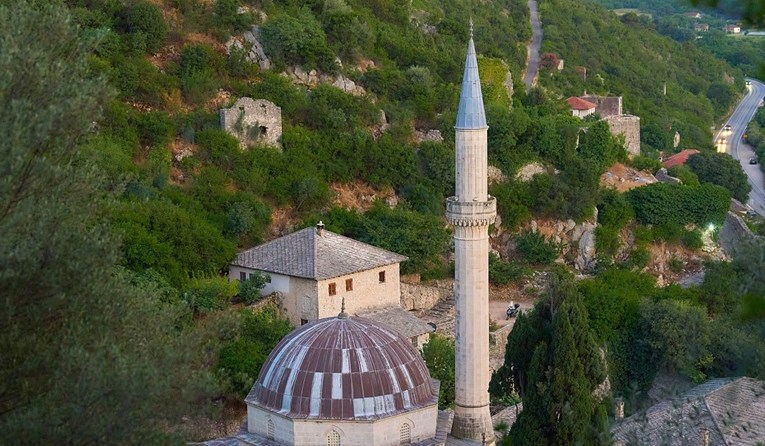 Tinejdžeri u Hercegovini uništili džamiju i kuće Bošnjaka. Očevi ih prijavili