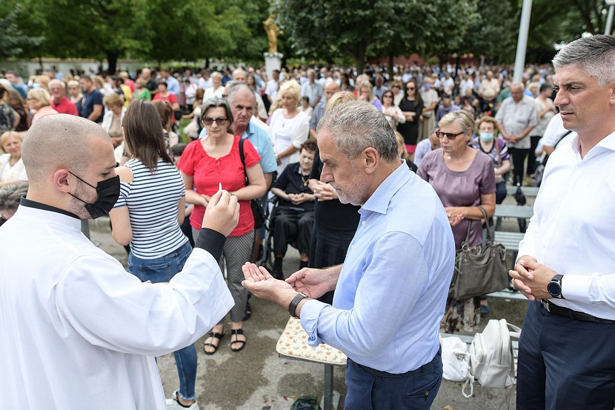 Velika gužva na misi u Stenjevcu, gotovo nitko nije nosio masku. Došao i Bandić