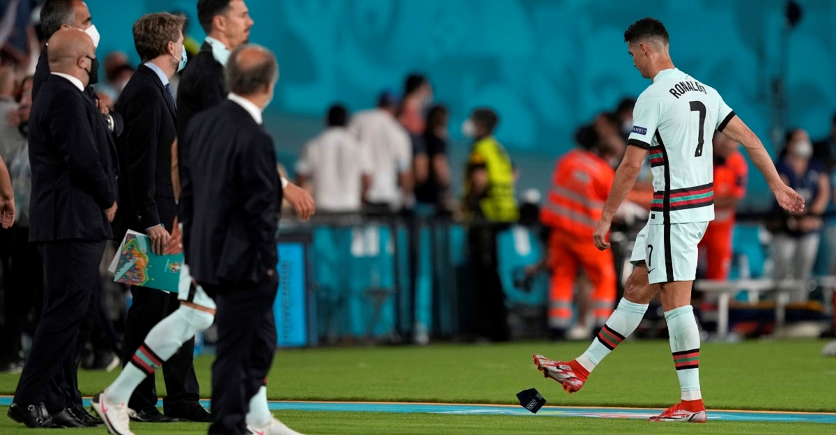 Ronaldo bacio kapetansku traku i šutnuo je. Portugalci ogorčeni