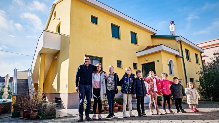 Zadarski profesor s osmero djece uselio u novu kuću: "Dom za Dijaninu dicu je pun"