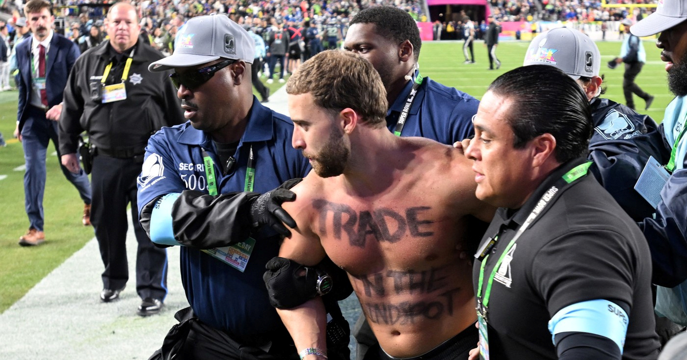 Što je značila poruka na prsima tipa koji je prekinuo Super Bowl?