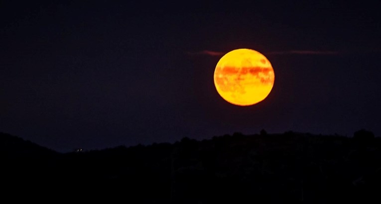 Ovako je sinoć izgledao mjesec u Primoštenu