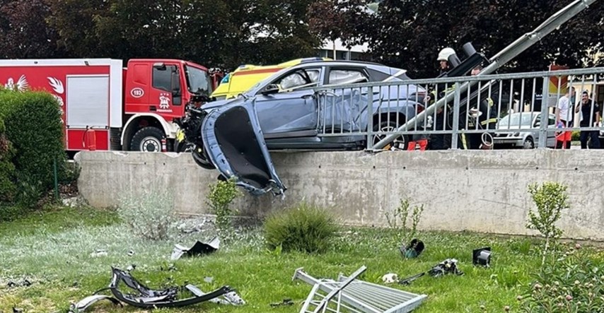 FOTO Prometna u Zagorju. Vozač srušio semafor i zabio se u ogradu mosta